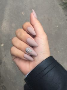 nude color splash nails