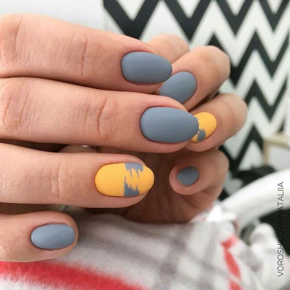 Gray and yellow short matte nails
