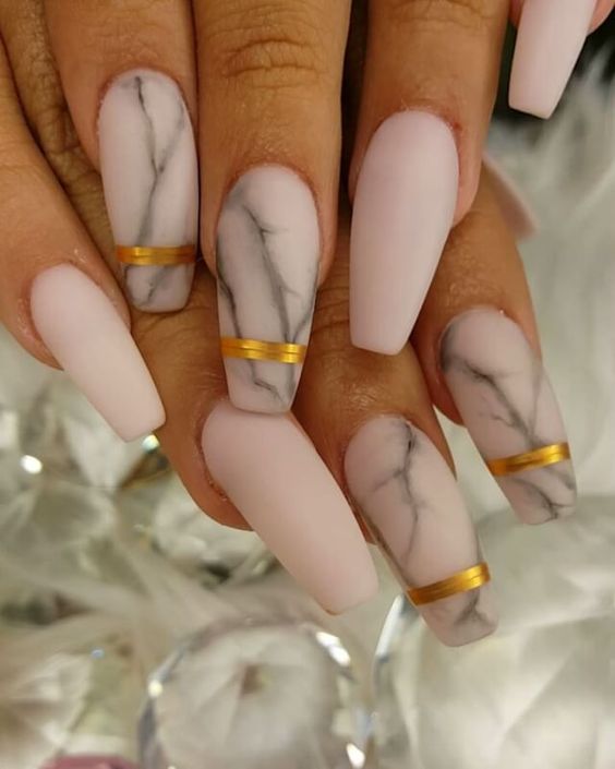 Pinkish marble nails with golden foils 