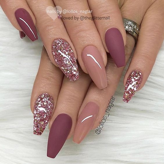 Combination of glossy and matte nail polishes in nude and maroon
