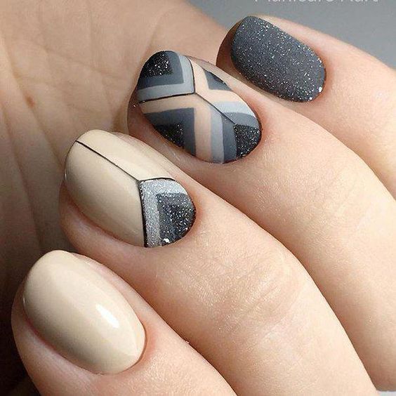 Short nails with patterns and shimmer in gray, nude and black