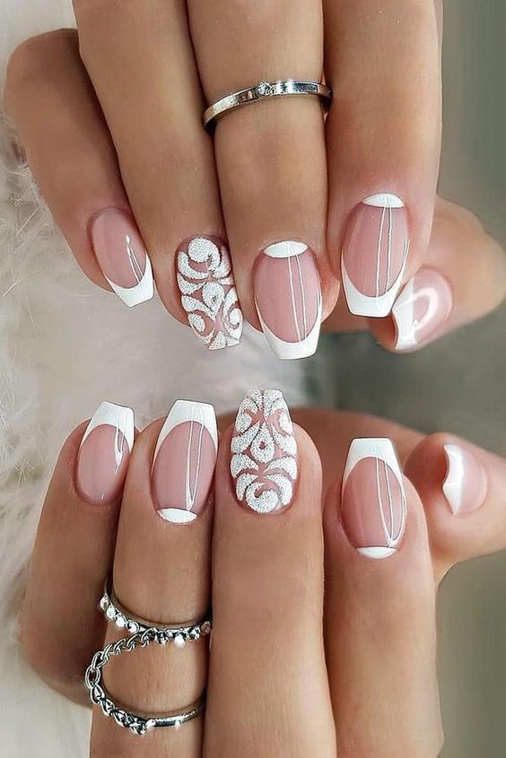 3D sparkle motif patterns on accent nail
