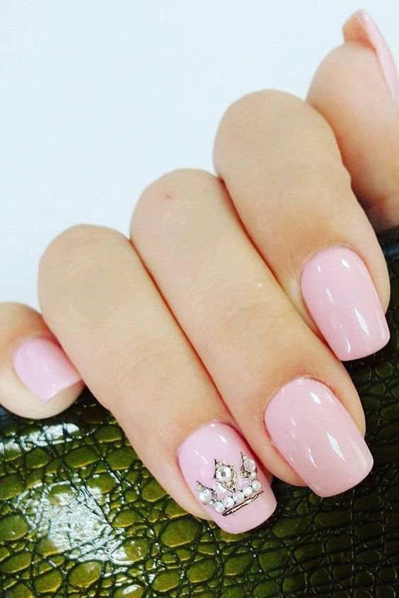 jewelled crown on accent nail with pink polish