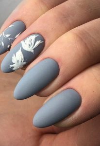 White birds nail art on accent nail