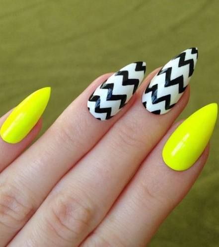 Zigzag nail art on accent nails