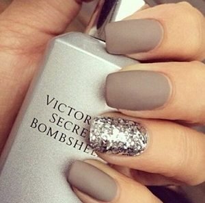 gray short nails