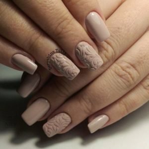 Beige short nails with 3D patterns