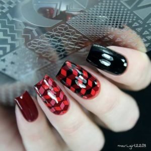 Mozaic red black nails