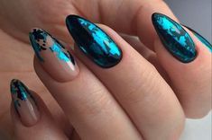 Almond-shaped nails in blue and black