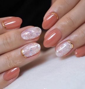 Short peachy and c-trough nail look