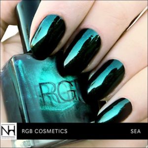 Emerald nails with metallic finish