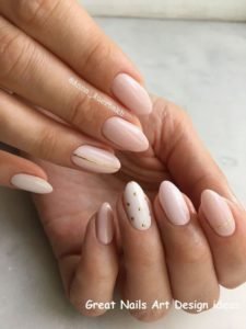 Small gold spots on accent nail