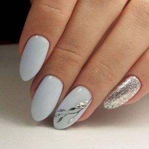 Leaves on accent nail created from foil