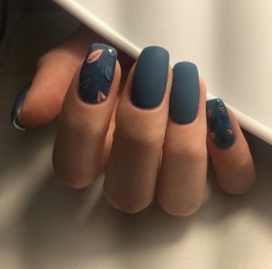 falling leaves pattern nail art on accent nail