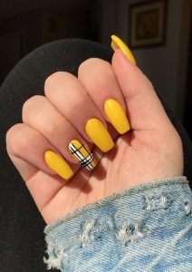 checked pattern on accent nail