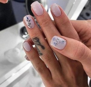 Different types of leaves on accent nails