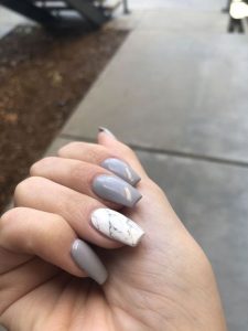 Marble effect on accent nail