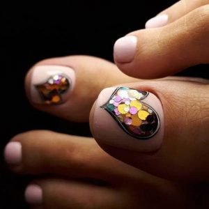 neutral glitter heart pedi