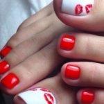 red lips toes