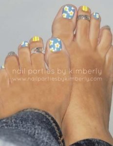 sunflower stripe pedicure